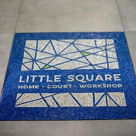 فندق Little Square أرونا المظهر الخارجي الصورة