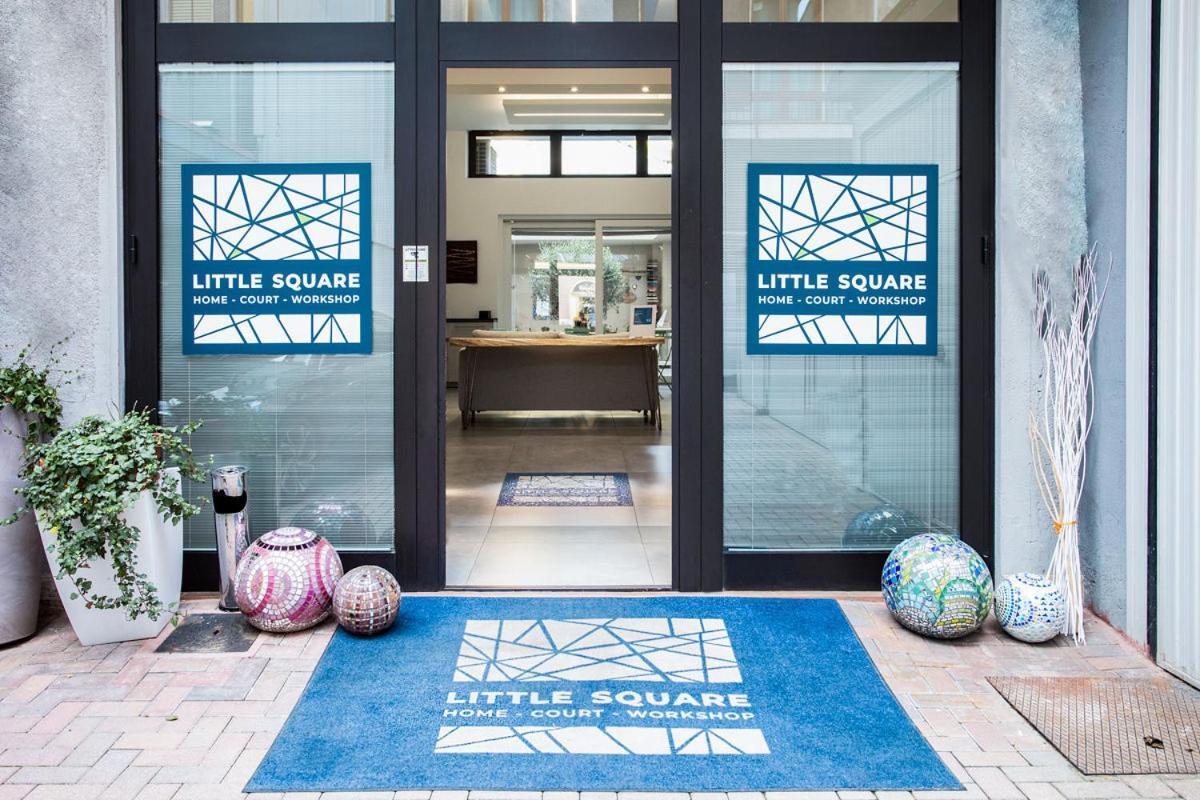 فندق Little Square أرونا المظهر الخارجي الصورة