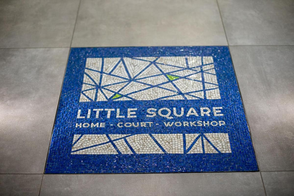 فندق Little Square أرونا المظهر الخارجي الصورة